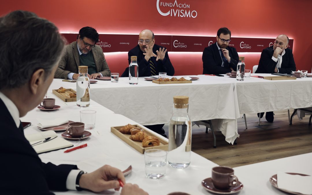 Marco Olivetti analiza la coyuntura política y social de Italia en el desayuno de la Fundación Civismo