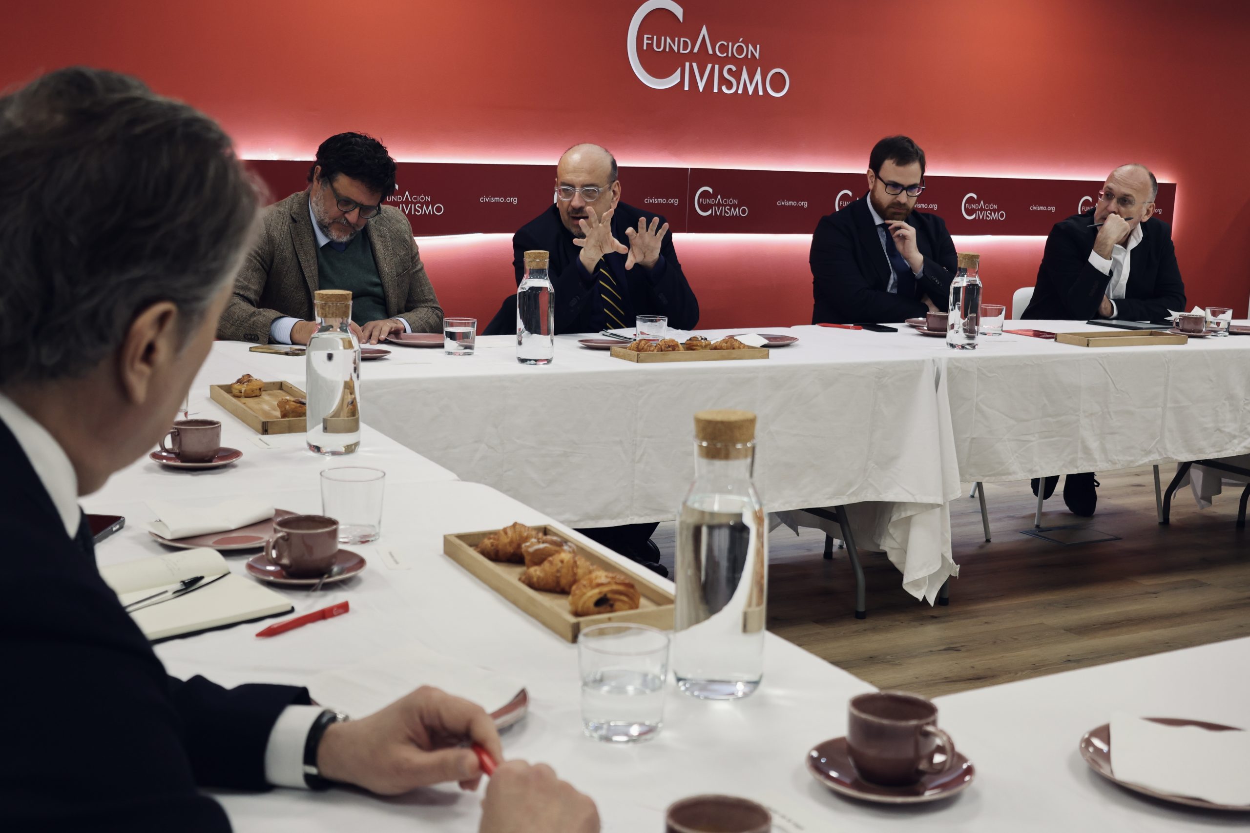 Marco Olivetti analiza la coyuntura política y social de Italia en el desayuno de la Fundación Civismo